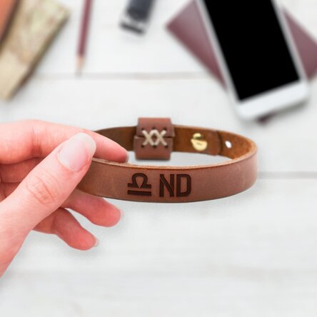 Brățară din piele personalizată cu inițiale și zodia Balanță