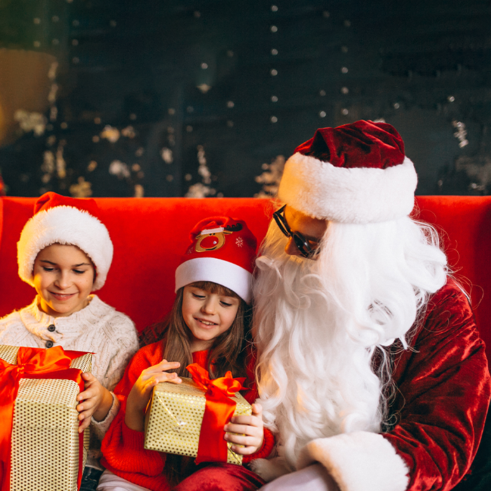 Moș Crăciun aduce cadouri personalizate la petrecerile pentru copii