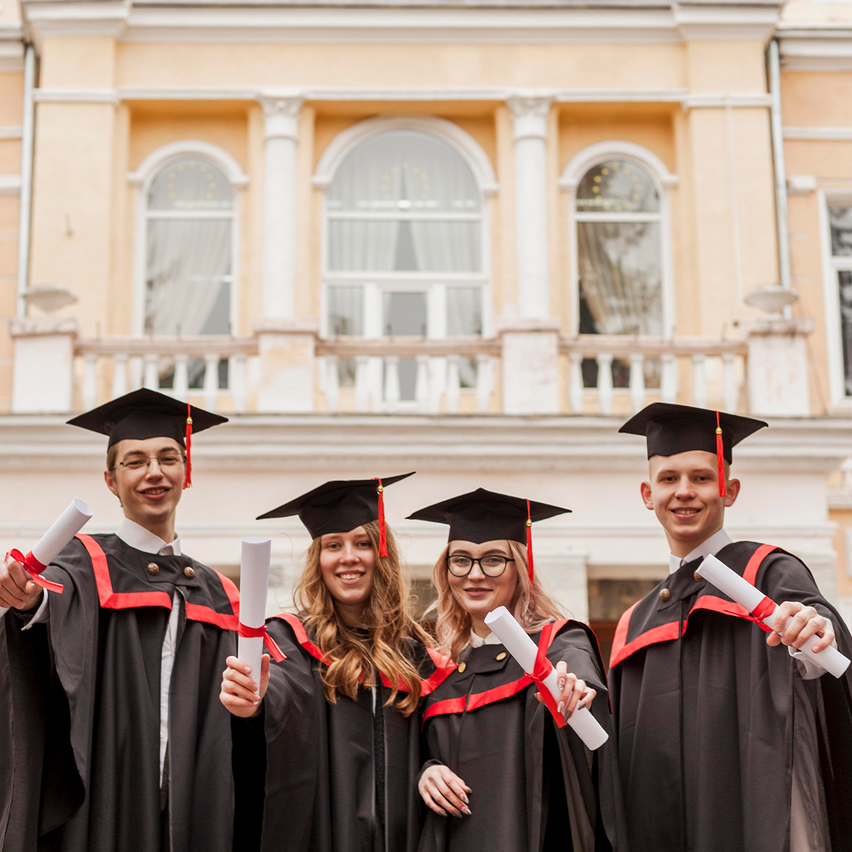 Seturi cadou pentru elevi, studenți și profesori de absolvire