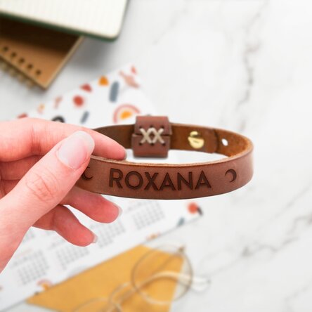 Brățară din piele personalizată cu nume pentru femei - Semilună