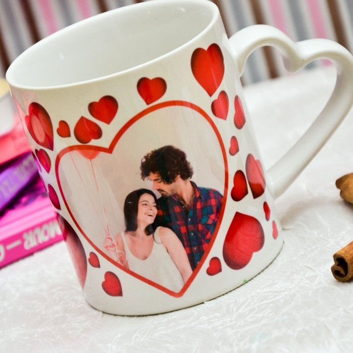 Cană personalizată cu inimioare și o poză  - model toartă în formă de inimă 