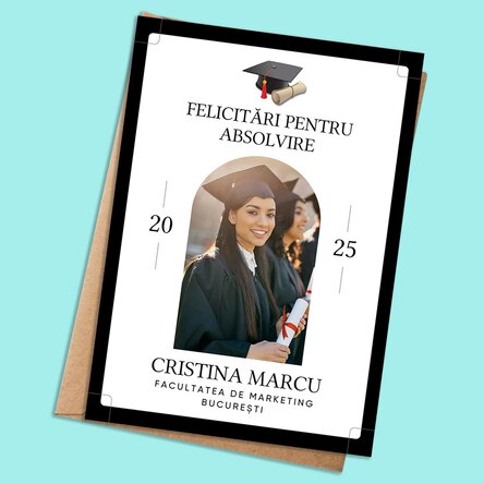 Card personalizat cu o poză și text pentru absolvire