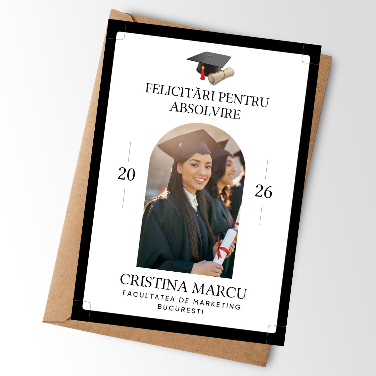 Card personalizat cu o poză și text pentru absolvire
