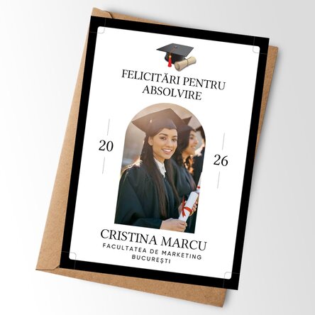 Card personalizat cu o poză și text pentru absolvire