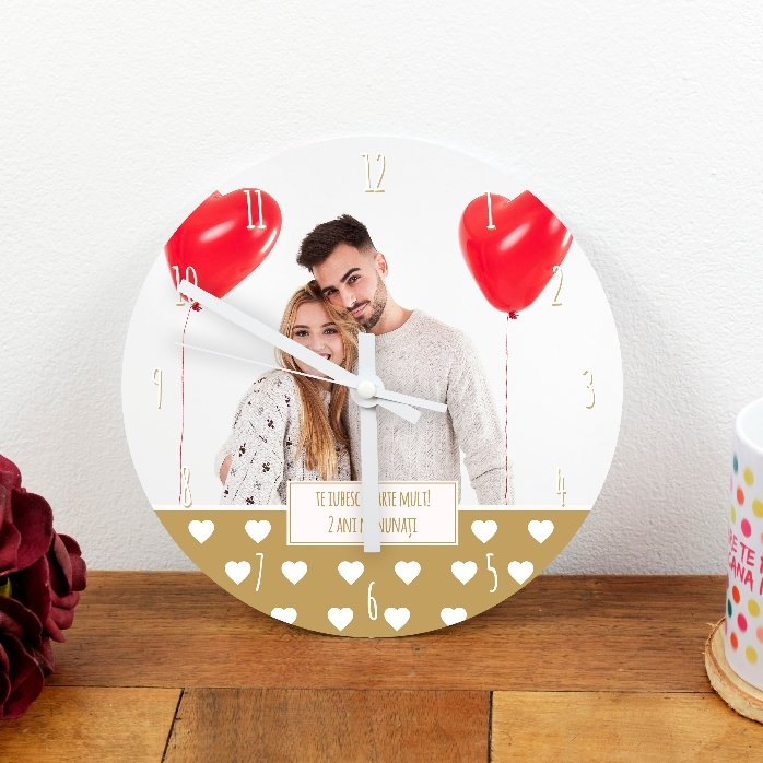 Ceas personalizat cu o poză, text și cifre