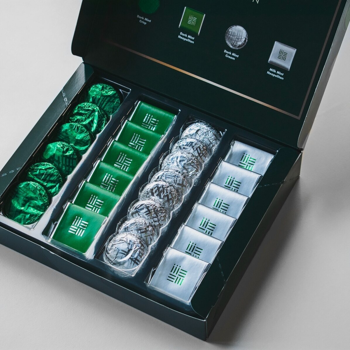 Cutie de bomboane personalizată cu mesaj - Iepurași