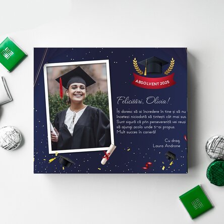 Cutie de bomboane personalizată cu o poză și mesaj de absolvire
