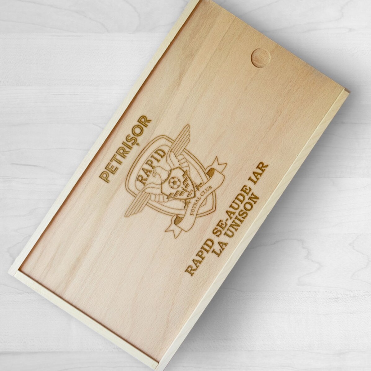 Cutie de cadou din lemn FC Rapid personalizată cu nume și mesaj