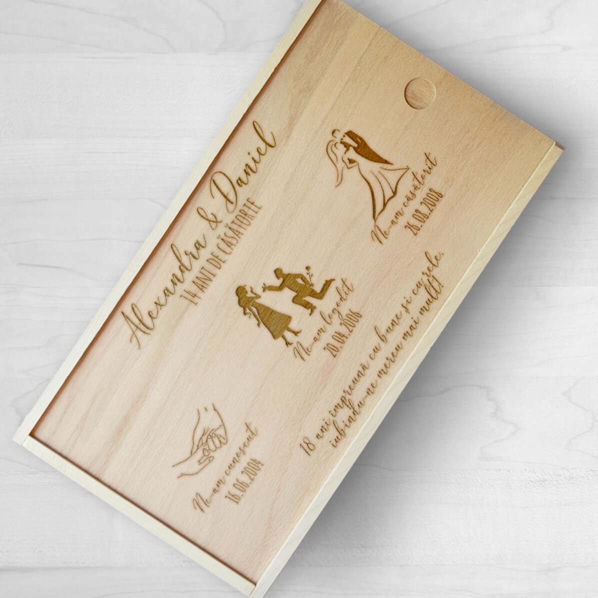 Cutie de cadou personalizată din lemn cu momentele căsătoriei