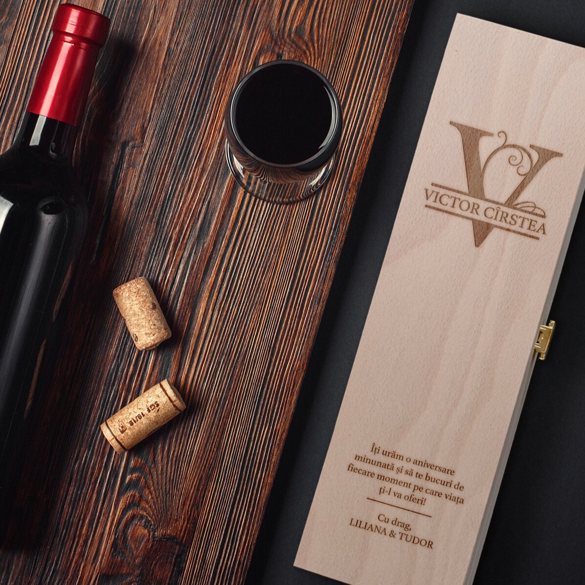 Cutie de vin personalizată cu monogramă și mesaj
