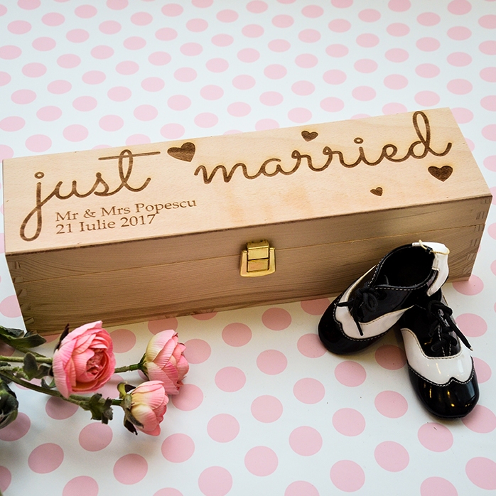 Cutie de vin personalizată - just married