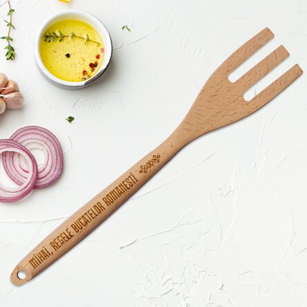 Furculiță de lemn personalizată - Regele bucatelor romănești