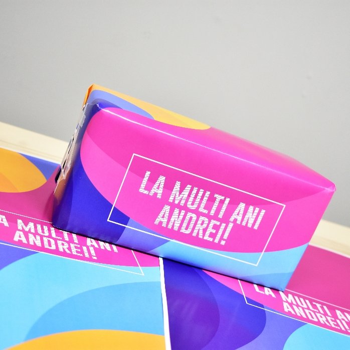 Hârtie de împachetat cadouri personalizată - model abstract colorat