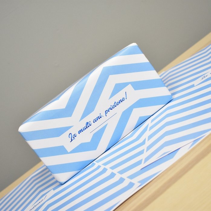 Hârtie de împachetat cadouri personalizată - model blue stripes cu text în chenar
