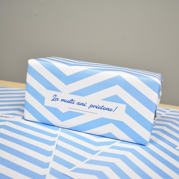 Hârtie de împachetat cadouri personalizată - model blue stripes cu text în chenar
