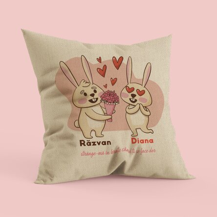 Pernă personalizată cu text - Strânge-mă în brațe - In