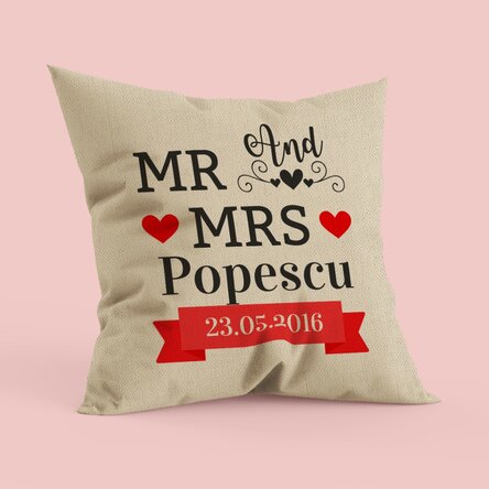 Pernă personalizată pentru cuplu - Mr and Mrs In