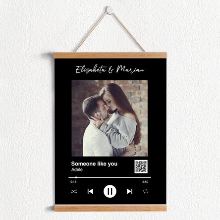 Poster cu agățătoare personalizat cu o poză, text și cod QR - Melodia noastră