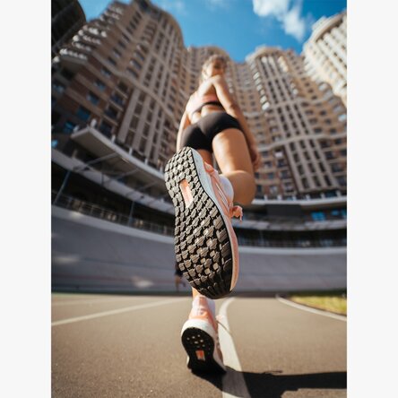 Poster Fată pe terenul de atletism