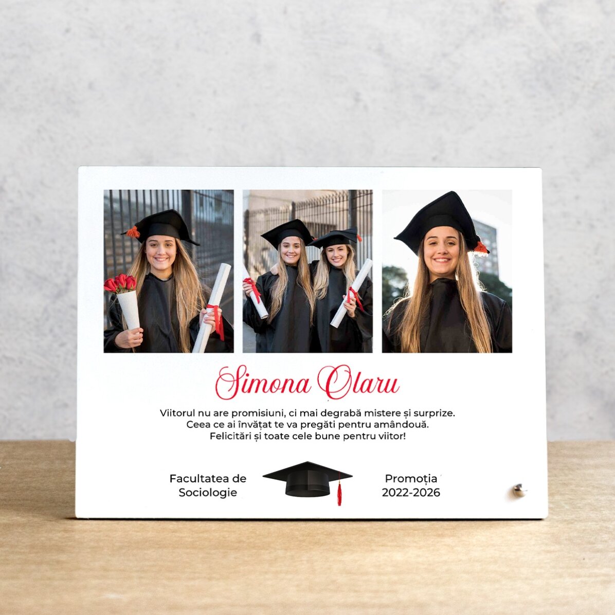 Ramă foto de birou personalizată cu 3 poze și text - Graduation