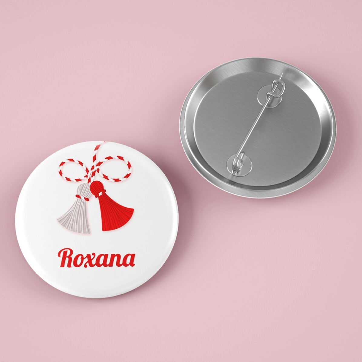 Set cadou mărțișor cu mini tabletă de ciocolată și insignă personalizată cu nume