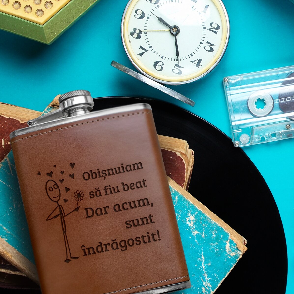 Sticlă de buzunar îmbrăcată în piele personalizată cu mesaj - Îndrăgostit