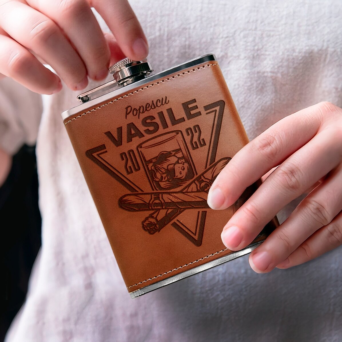 Sticlă de buzunar îmbrăcată în piele personalizată cu nume și an - Wishkey