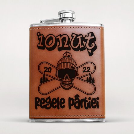 Sticlă de buzunar îmbrăcată în piele personalizată cu nume - Skull Snowboard