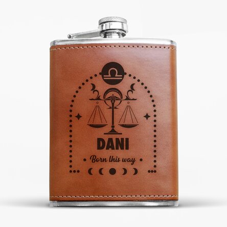 Sticlă de buzunar îmbrăcată în piele personalizată cu text și zodie - Balanță
