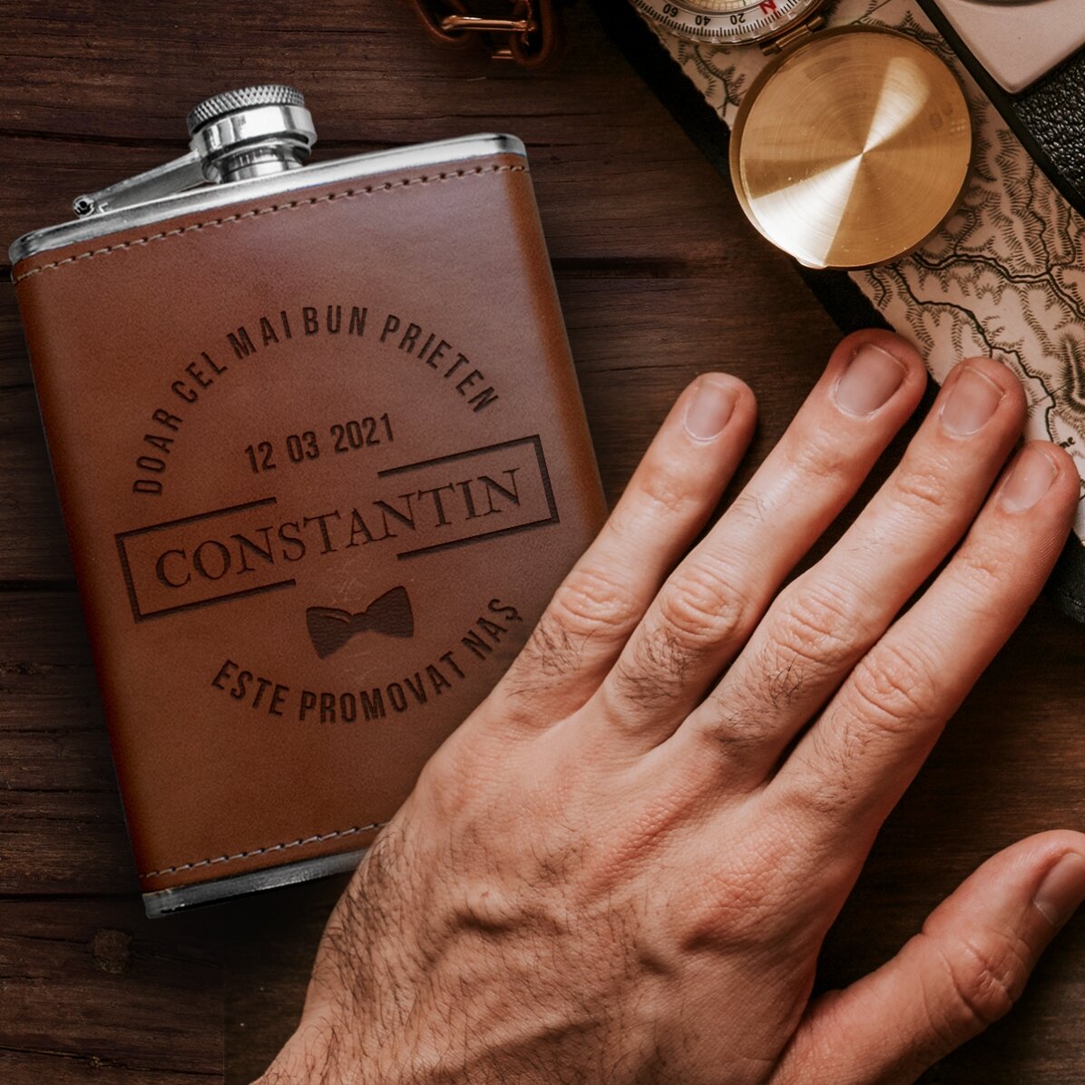 Sticlă de buzunar îmbrăcată în piele personalizată cu text