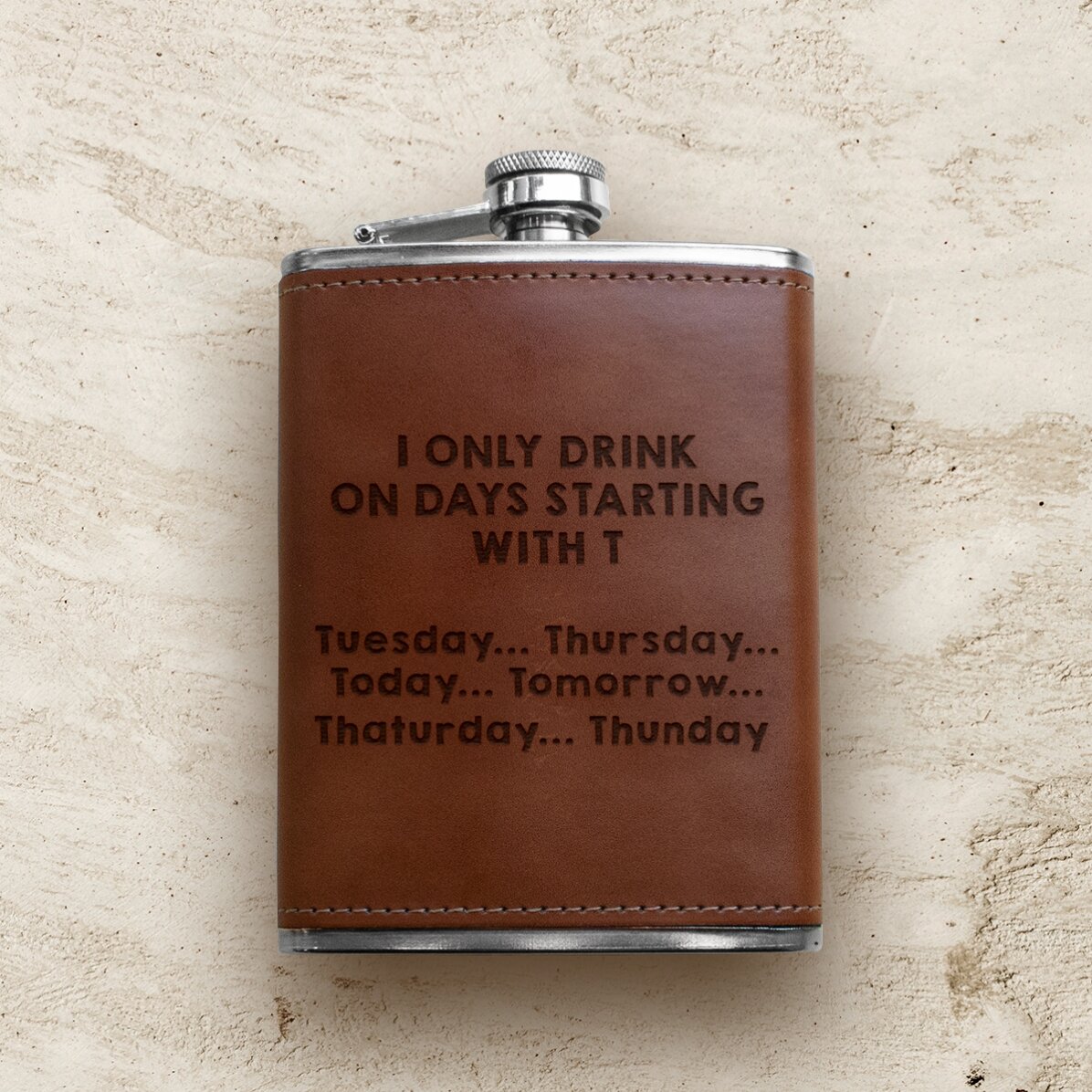 Sticlă de buzunar personalizată îmbrăcată în piele - I only drink...