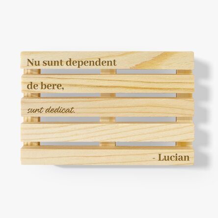 Suport de pahar în formă de palet personalizat cu text - Sunt dedicat