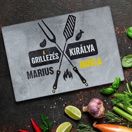 Személyre szabott üveg vágódeszka szöveggel - A grill királya