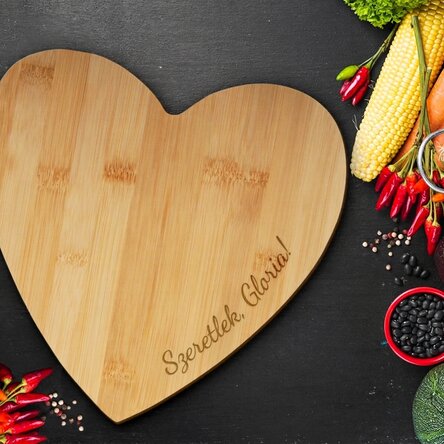 Szív alakú vágódeszka, szöveggel személyre szabva - Love