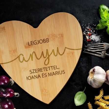 Szív alakú vágódeszka, személyre szabott felirattal – Legjobb anya