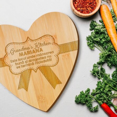 Heart-shaped chopping board personalised with text - Grandma