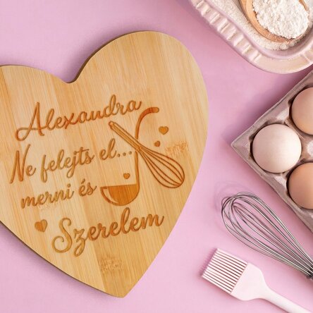 Szív alakú vágódeszka, névvel személyre szabva - Love