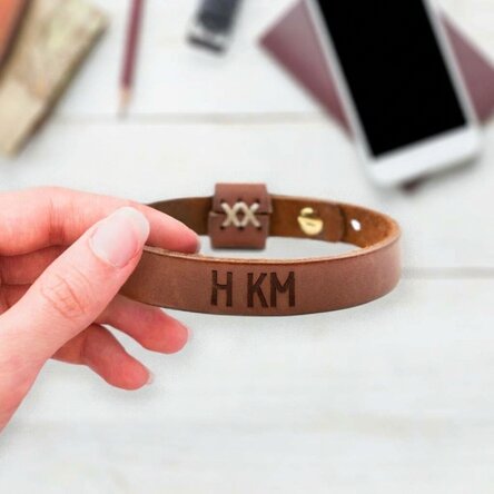 Személyre szabott bőr karkötő monogrammal és Halak csillagjegyjel