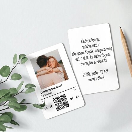 Személyre szabott, kétoldalas alumínium kártya fotóval, üzenettel és QR-kóddal – A mi dallamunk