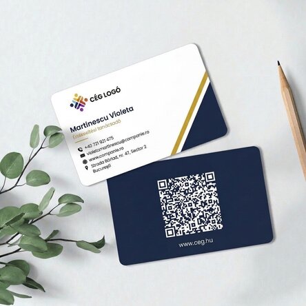 Személyre szabott alumínium névjegykártya, geometrikus mintával, logóval és QR-kóddal